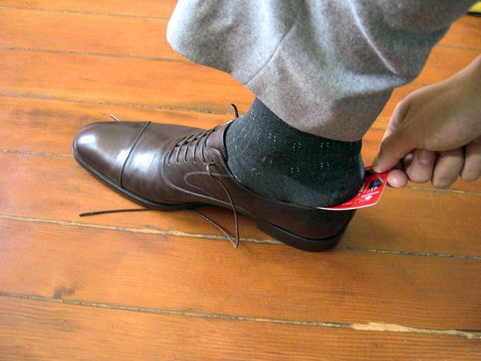 How To Use A Shoe Horn (5)