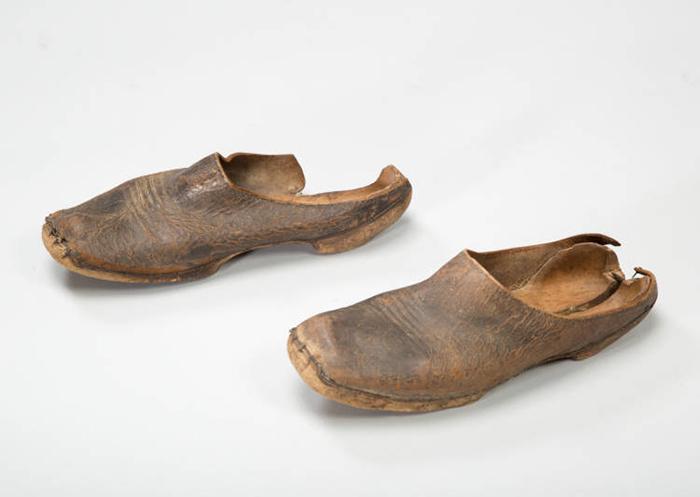 Slave Shoes Vs Yeezy (1)